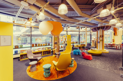 Myllypuron kirjaston lasten osaston värikäs sisustus