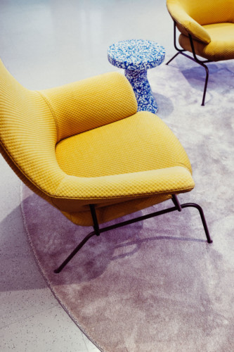 Keltainen Hem Hai -nojatuoli ja sininen Normann Copenhagen Bit jakkara / sivupöytä Myllypuron kirjastossa